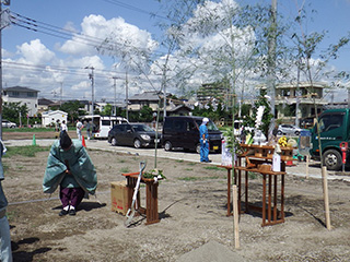 2：地鎮祭、工事の無事を安全を祈願します。